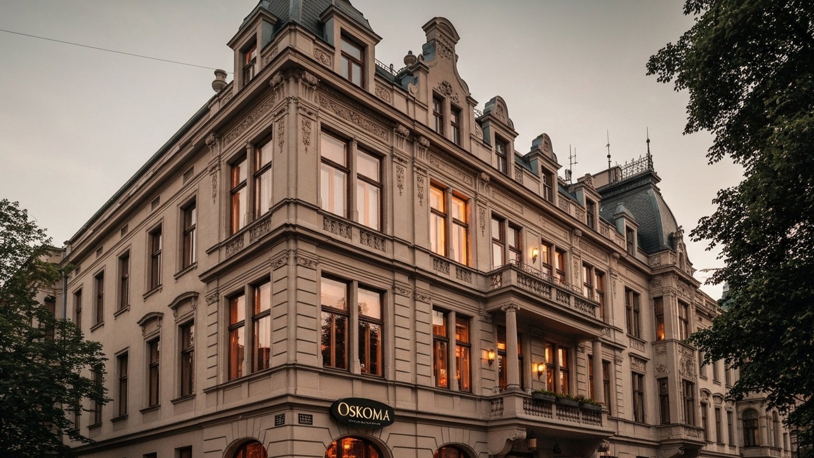Eleganckie wnętrze Restauracji Oskoma w zabytkowej kamienicy w Poznaniu, z widocznymi stolikami i subtelnym oświetleniem.